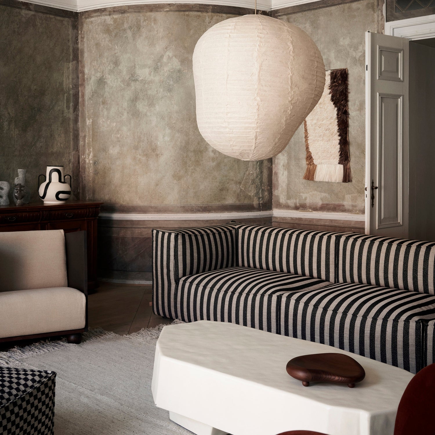 I samarbeid med Louisiana Museum of Modern Art har Ferm Living designet et vakkert, stripete svart - og sandfarget ulltekstil som er herlig klassisk i uttrykket. Vi liker godt den klassiske referansen og hvordan mønstrede sofaer popper frem i innredningen!