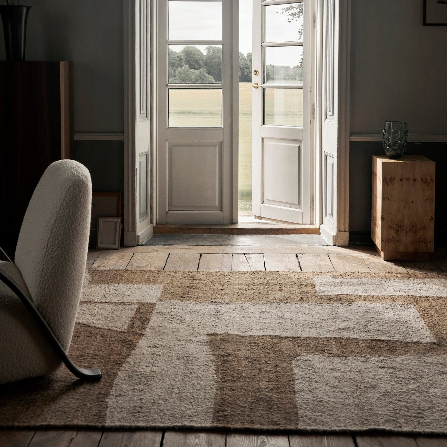 Det fine abstrakte mønsteret gjør teppet Piece Rug fra Ferm Living til et karakteristisk element innredningen. Teppet er laget i ren ull og kommer i to ulike størrelser og fargekombinasjoner. Her i fargen Off-White/Toffee.