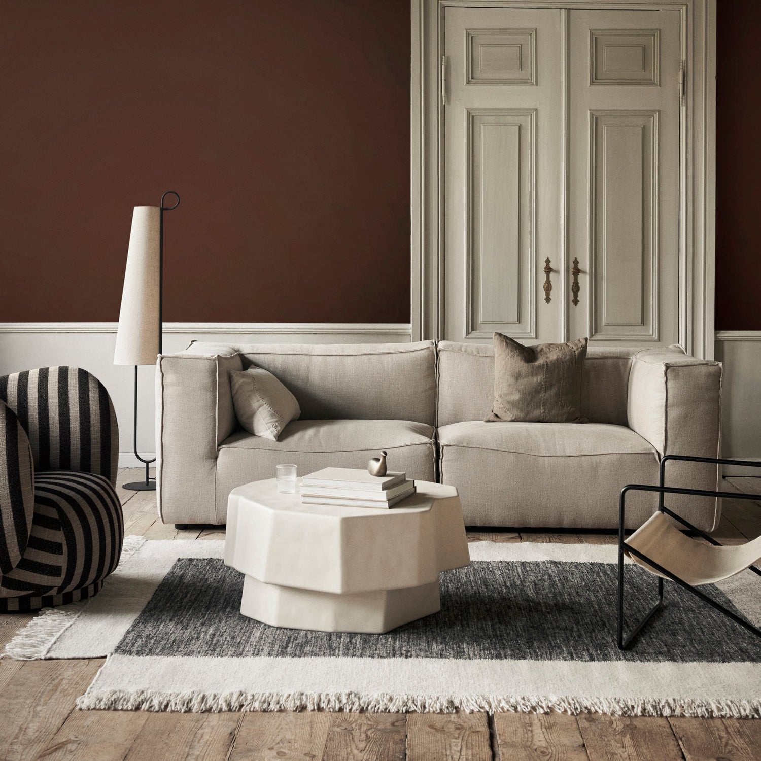 Teppet Counter Rug fra Ferm Living er et nydelig dekorativt og deilig teppe i ren ull! Det har en spennende asymmetrisk design med overlappende geometriske former som vil kunne skape et fint spill i innredningen samtidig som det tilfører hjemmet et lunt og deilig element som det er godt å trå på.