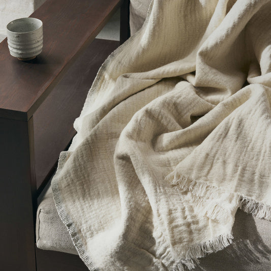 Pleddet Weaver Throw fra Ferm Living i fargen Off-white.