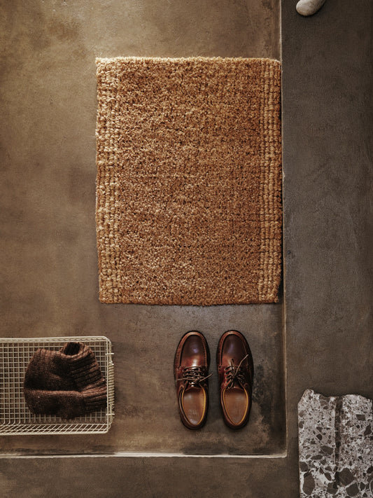 Coir Mat fra Ferm Living er like fin i gangen som foran balkong- eller terrassedøren og kommer i to ulike størrelser: Velg mellom 50x70 cm og 60x90 cm. Et naturlig lateksbelegg på undersiden av dørmatten sikrer ekstra grep, noe som gjør den til en pålitelig følgesvenn i hverdagen.
