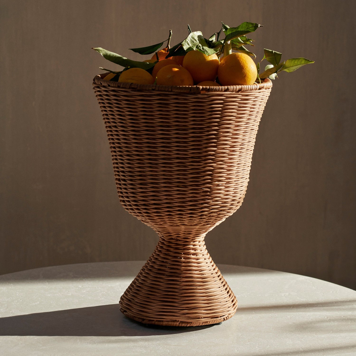 Potteskjuleren Agnes fra Ferm Living er laget av naturfarget, flettet rotting og vi elsker det håndlagde, rustikke preget og varmen den tilfører interiøret. Agnes kommer i to ulike varianter, en lav og en høy. Disse er like fine alene som stående sammen. Den lave kan også gjerne brukes til annet enn planter!