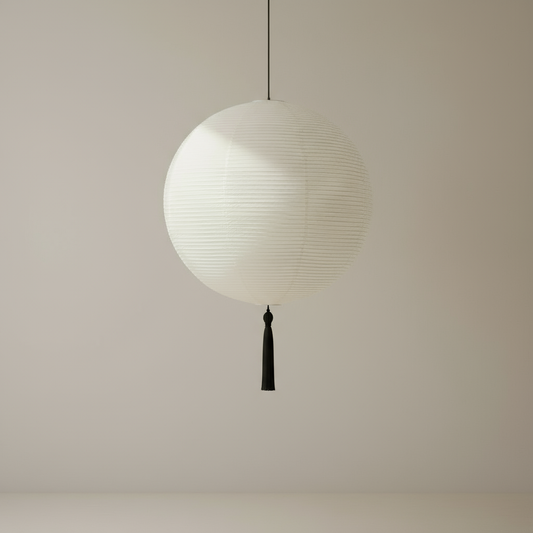 Dusken er fin å henge i en rispapirlampe - som en Rice Paper Shade fra Hay.