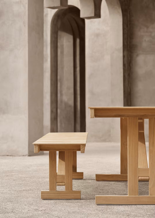 Relansert av Carl Hansen & Søn er benken nå noe mer moderne i uttrykket, men fortsatt tro mot det originale designet.