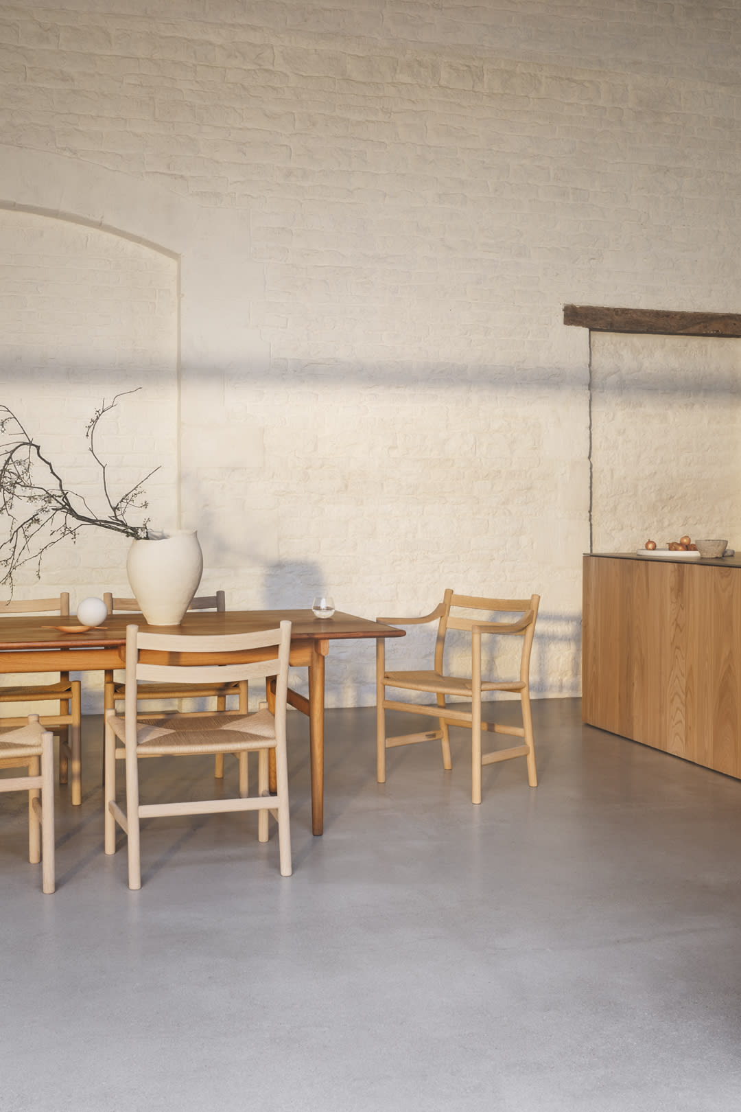 Spisestolen fra Carl Hansen & Søn har et komfortabelt armlen, god ryggstøtte og håndvevd sete i papirsnor som gir stolen et tidløst design og gjør den komfortabel og egnet for spisestue, konferanserom og venterom. Her er stolen i oljet eik.