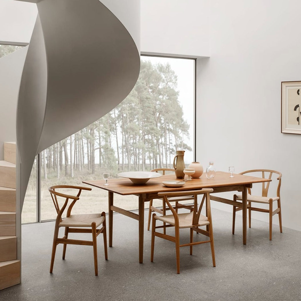 Hans J. Wegners CH327 spisebord fra Carl Hansen & Søn har en uvanlig design hvor bordplaten nesten ser ut til å være svevende. Vi elsker uttrykket på dette klassiske spisebordet fra 1962! Bordet finnes i to størrelser, i seks ulike finisher. På bilde ser du bordet i FSC™-sertifisert oljet teak/eik.
