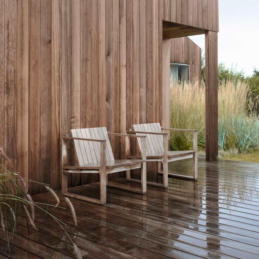 Loungstol BK11 Lounge Chair fra Carl Hansen & Søn er laget av ubehandlet teak – en slitesterk tresort som utvikler en vakker patina med tiden.