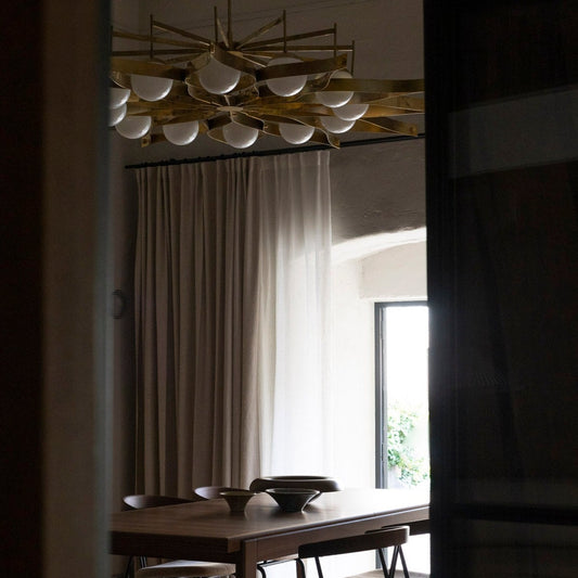 Oh la la! Vi simpelthen elsker den skulpturelle og dekorative vintagelampen Rosace fra Objektum Vintage. Den er designet av den ikoniske italienske arkitekten Gio Ponti i 1965 og kan oppsummeres i ett ord: Spektakulær. Akkurat nå henger den i showrommet hos oss – har du lyst til å komme innom og ta en nærmere kikk er du hjertelig velkommen!