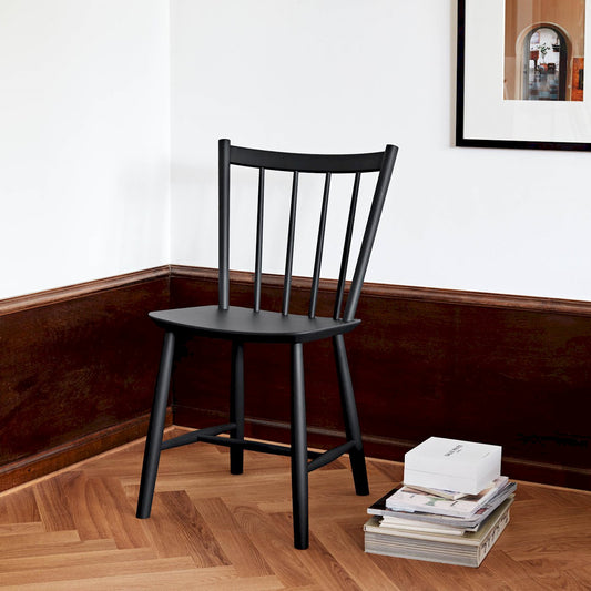  Spisestolen J41 Chair fra Hay finnes i eik eller bøk, og kommer i ulike naturlig oljede eller fargede utførelser.