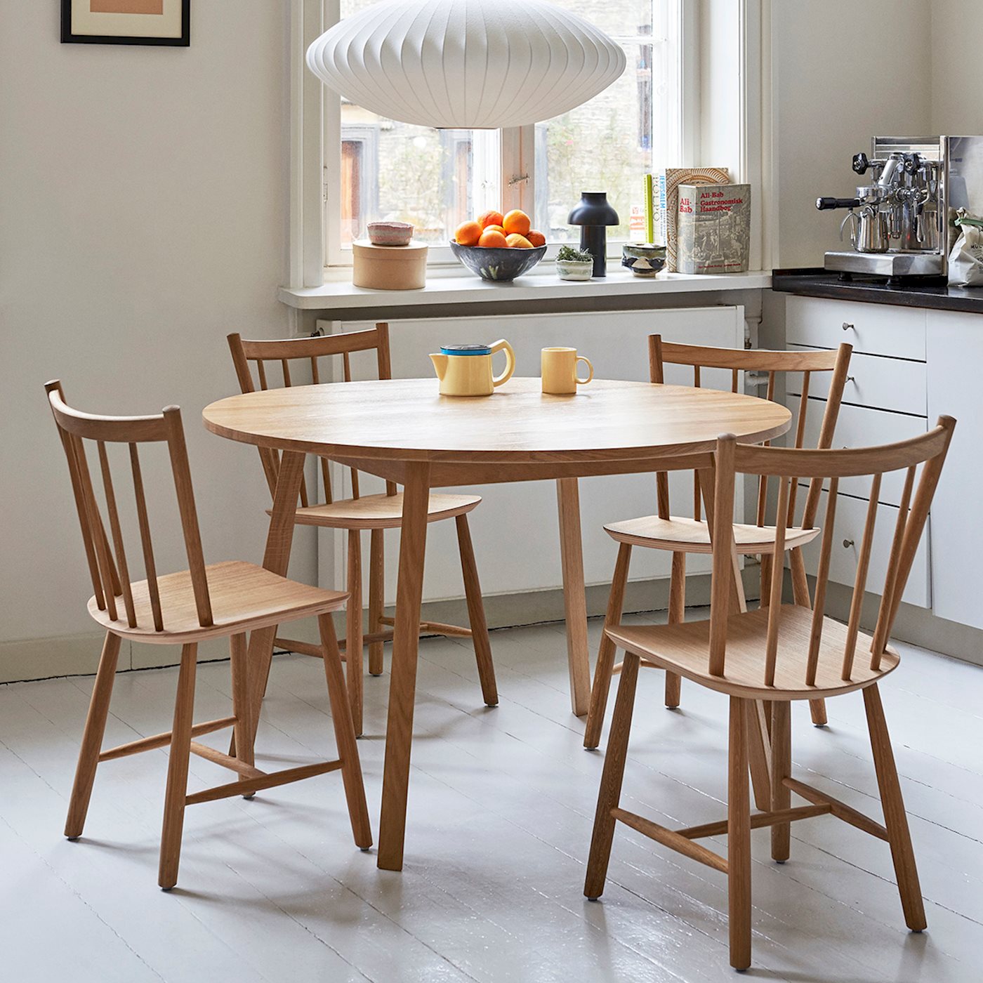  Spisestolen J41 Chair fra Hay er laget av solid treverk, som gir naturlig varme og komfort samtidig som den er holdbar. 