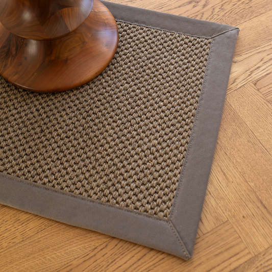 Sisal Hampa i farge koppar med kantbånd i matchende farge.