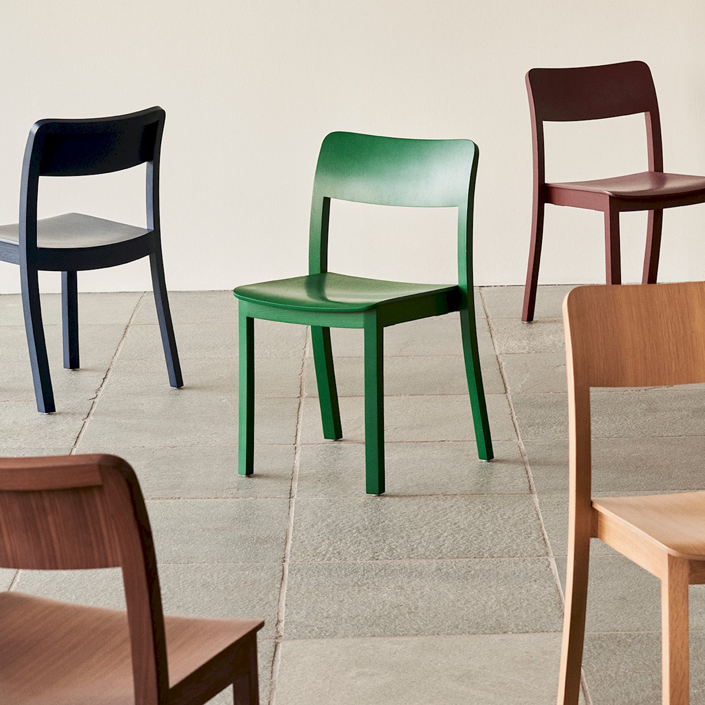 Spisestolen Pastis Chair fra Hay er laget for å være tidløs og sterk, og har en solid konstruksjon med et elegant utseende. Den er perfekt for å nyte livet, spise middag og sosialisere. Den finnes i ulike farger og tretyper og passer godt inn i ulike typer hjem og interiører.