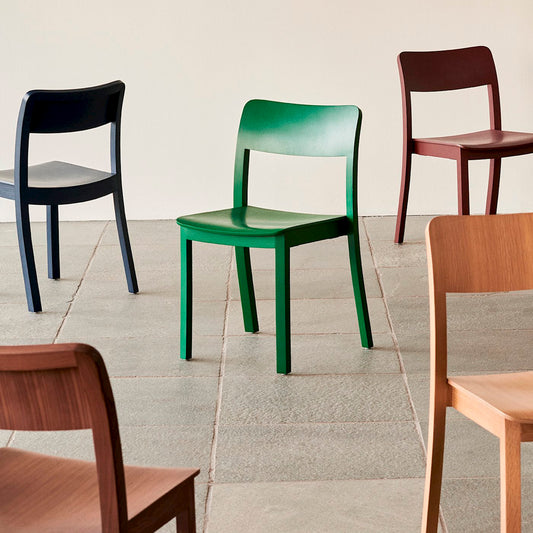 Spisestolen Pastis Chair fra Hay er laget for å være tidløs og sterk, og har en solid konstruksjon med et elegant utseende. Den er perfekt for å nyte livet, spise middag og sosialisere. Den finnes i ulike farger og tretyper og passer godt inn i ulike typer hjem og interiører.