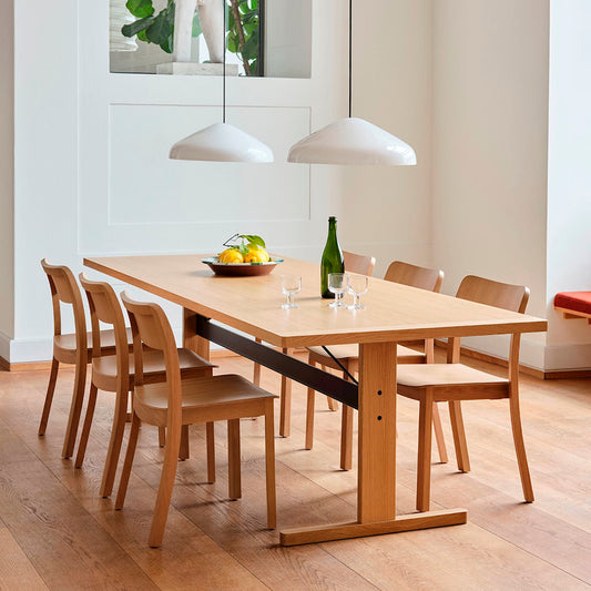Spisestolen Pastis Chair fra Hay er designet av den franske designeren Julien Renault. Den er bygget for å vare, med autentisk håndverk av høy kvalitet. 