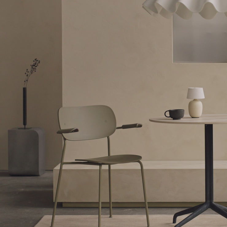 Spisestolen Co Dining Chair Outdoor er utviklet i et samarbeid mellom Norm Architects og Els Van Hoorebeeck.