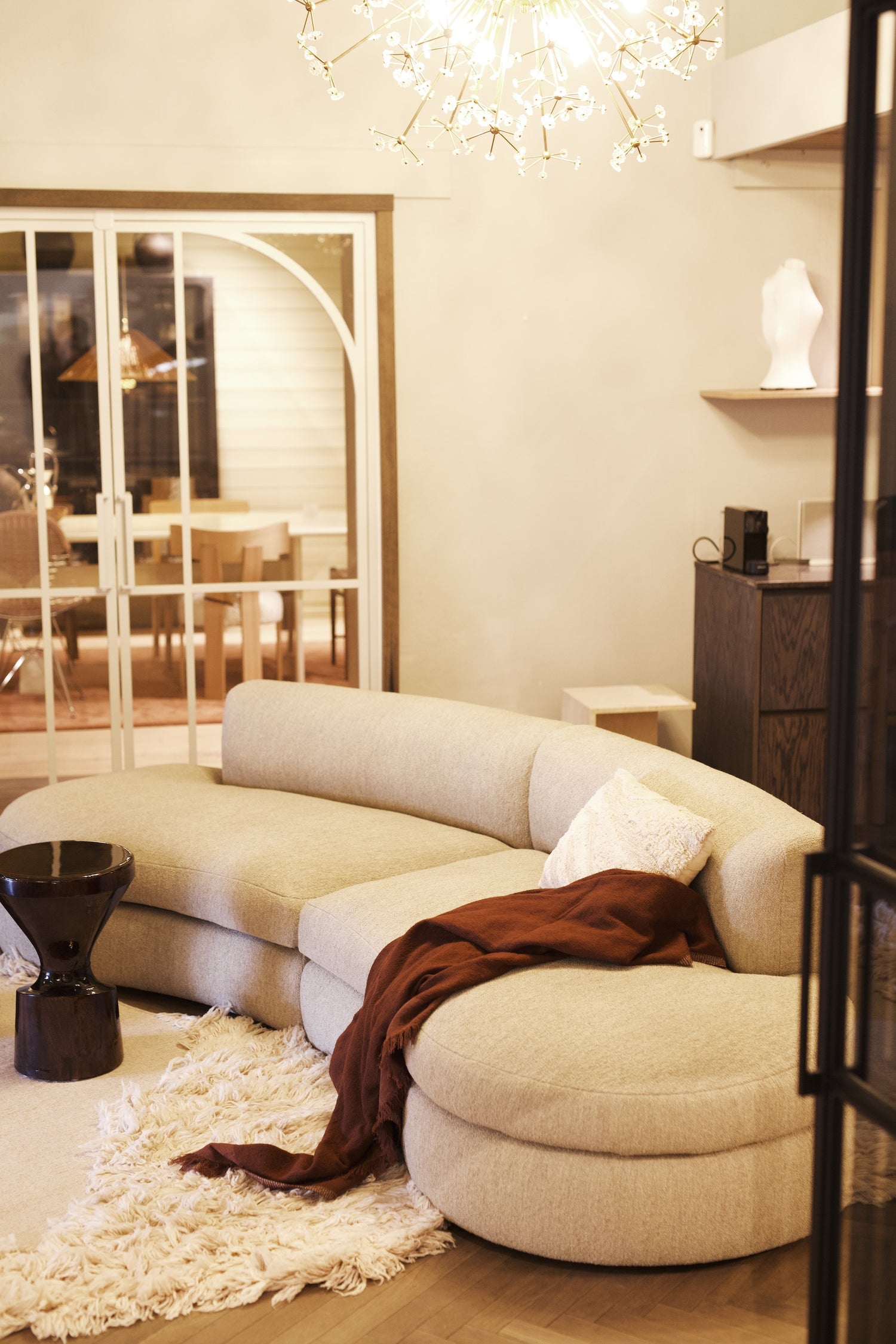 Buet Coda i OsloDeco showroom. Tekstil er Barnum 002 Sand fra Nevotex. Varianten i showroom er Barnum 101 Linen