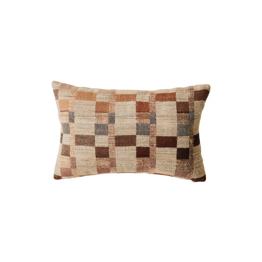 Tilfør hjemmet – eller hytta – en vakker mønstret pute! Puten Silk Cushion Rural fra HK Living i en nydelig miks av ull og silke kan passe inn i mange stiler, men gjør seg ekstra godt i hjem der naturmaterialer rår.