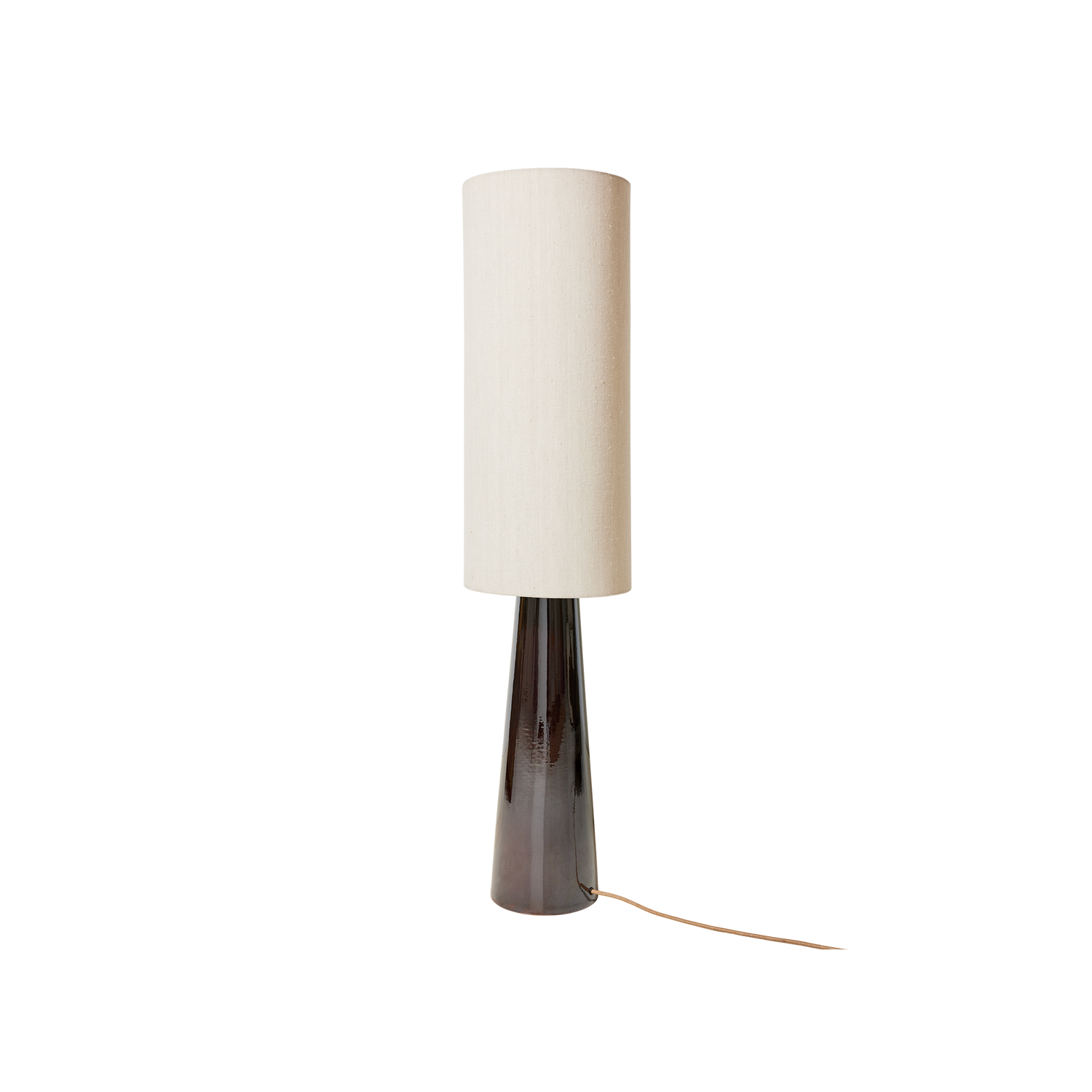 Ute etter en vakkert glasert vintageinspirert gulvlampe i keramikk? Da kan gulvlampen Cone Floor Lamp Brown XL fra Hk Living være akkurat det du er ute etter. Med den (nesten 1 meter) høyreiste sjokoladebrune lampefoten og den tilhørende (like høye) lampeskjermen i lys lin fremstår den som en slags overdimensjonert bordlampe – og uttrykket er både overraskende og elegant på samme tid. Denne blir et blikkfang i rommet, som avgir et diffust og mykt lys som skaper en stemningsfull atmosfære når den er tent.