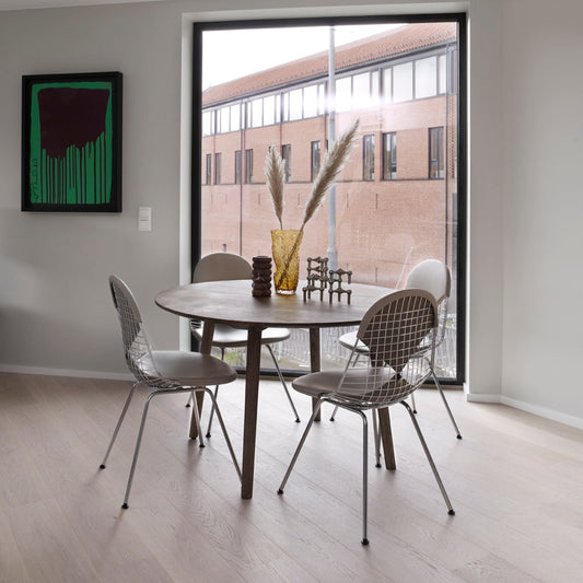 Stolen Wire Chair DKR, er designet av Charles og Ray Eames for Vitra. Denne skulpturelle stolen har et polstret sete og rygg i eksklusivt skinn.