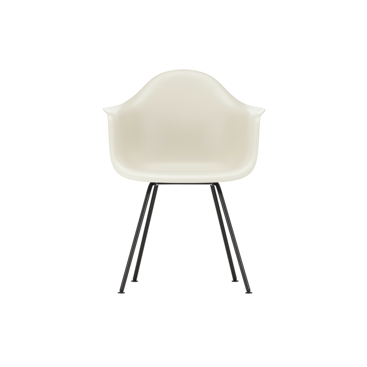 Spisestol Eames Plastic Armchair RE DAX fra Vitra, med svarte ben og kremhvitt sete (Pebble)