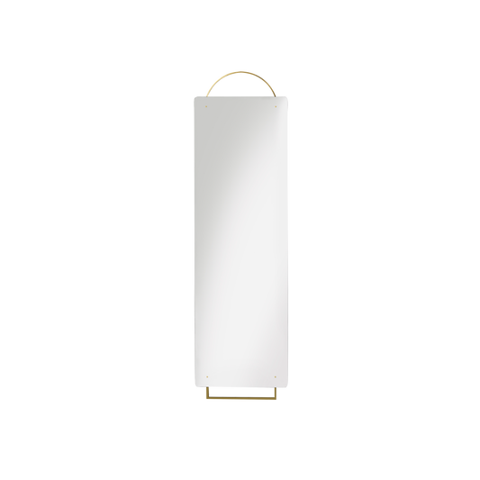 Speilet Adorn Mirror fra ferm Living, er utsmykket med et elegant messingoppheng. Dette rektangulære helspeilet er som et vakkert smykke på veggen din.