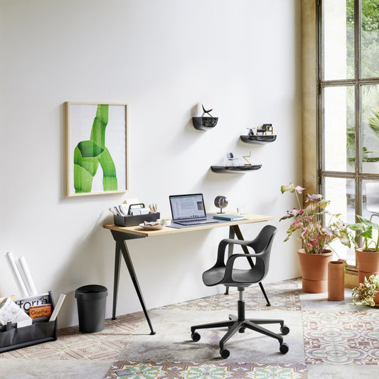 Dette er et nett og elegant skrivebord der du kan velge mellom ulike bordplater i tre og finne din favorittfarge på understellet!