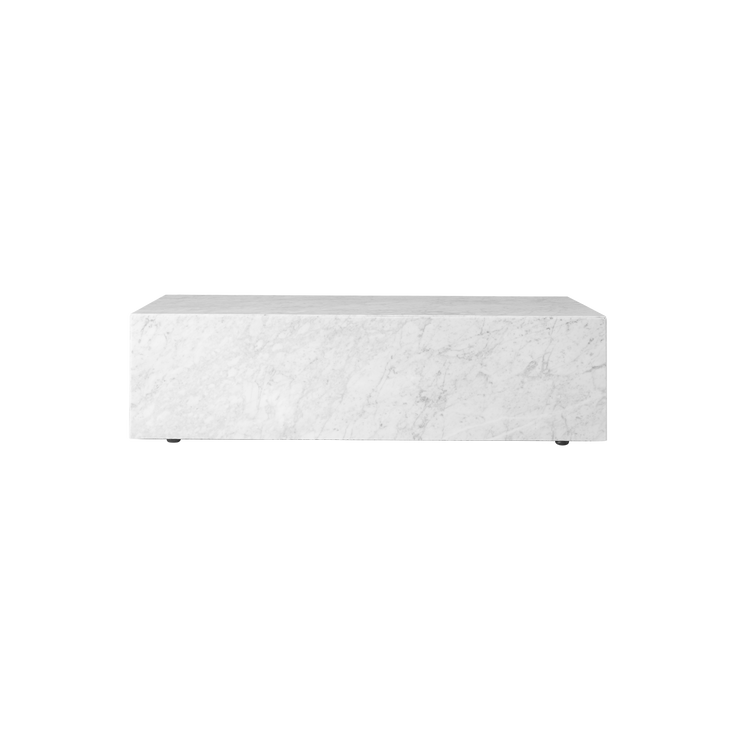 Sidebordet Plinth Low, fra Menu i hvit marmor er designet av Norm Architects. Bordet kommer også i svart marmor.