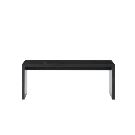 Den svarte Marquina-marmoren er preget av karakteristiske, hvite årringer som skaper vakre, unike overflatemønstre.