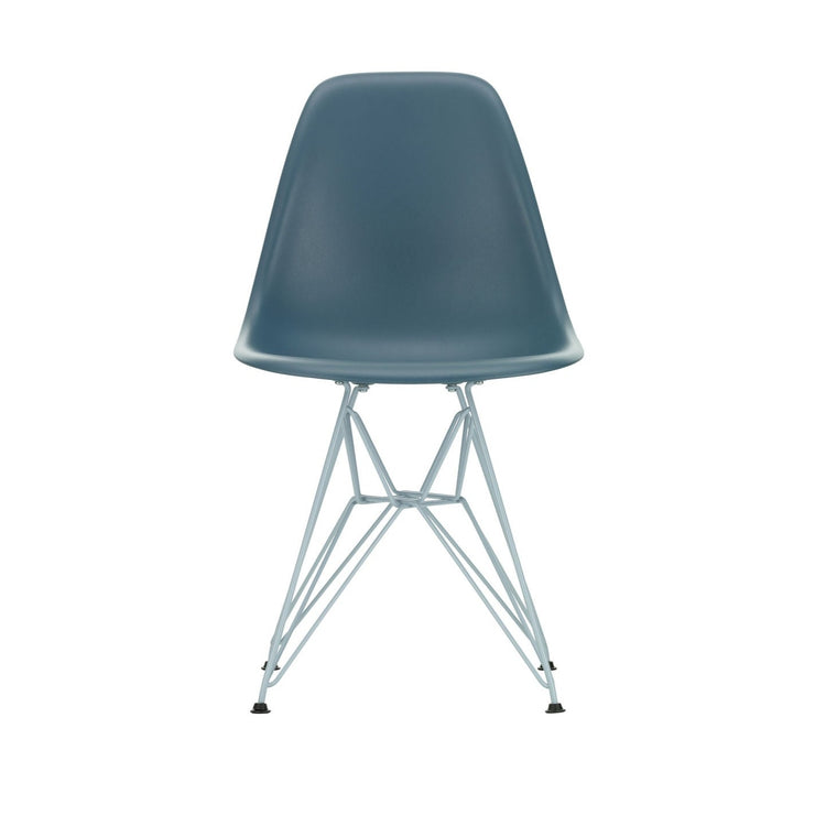 Stolen Eames Side Chair DSR i fargekombinasjonen Sea Blue/ Sky Blue.