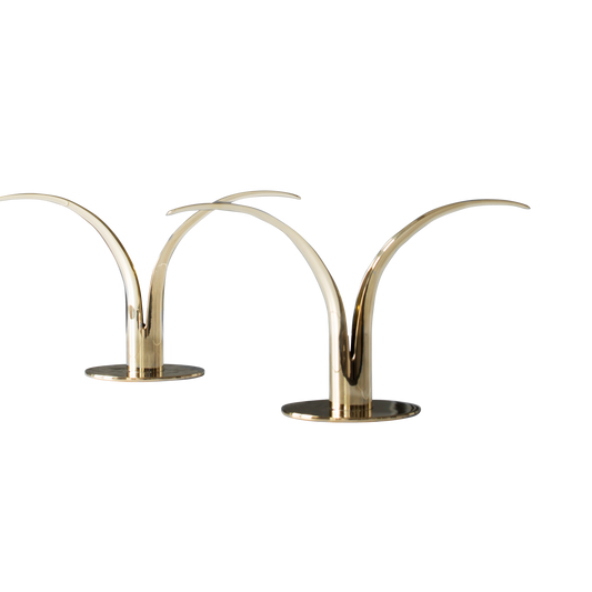 Lysestaken Lily i messing fra Skultuna har et klassisk og tidløst design som egner seg godt som gave til bryllup, dåp og andre spesielle anledninger.