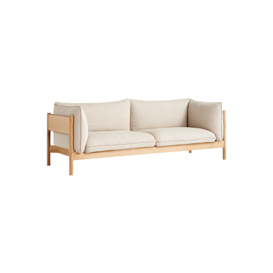 Kjøper du den arkitektoniske sofaen Arbour fra Hay får du ikke bare harmonisk og renskåren, skandinavisk estetikk inn i stua, men også optimal komfort og kvalitet. I tillegg er den miljøvennlig i materialvalgene, og alle deler kan repareres eller erstattes enkeltvis ved behov. Genialt! Her med eikeramme og tekstil Hallingdal 220.