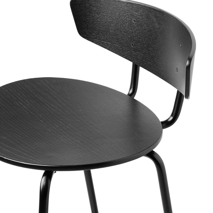 Herman Bar Chair Low med sete og rygg i svartlakket eikefinér