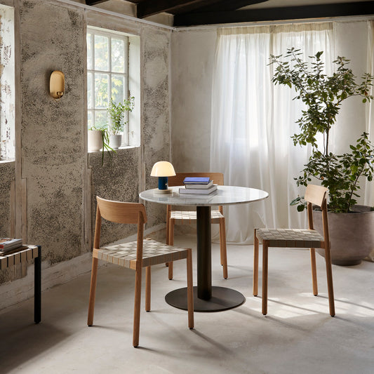 Spisestol Betty TK1 i eik fra &tradition: Det fine flettebåndet gir god sittekomfort, og har en treramme som både er solid og lett.