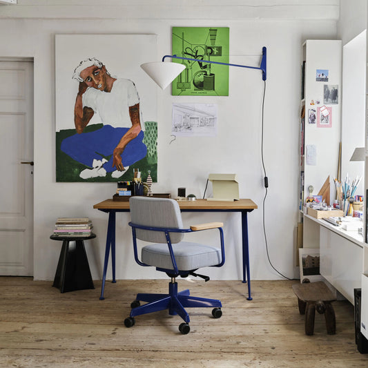 Lampeskjermen Abat-Jour Conique fra Vitra ble spesielt designet til Jean Prouvé sine Potence-vegglamper fra 1947. Vi liker hvordan den kjegleformede skjermen tilfører lampen en ekstra dose eleganse og gjør lyset mykere og mer diffust.