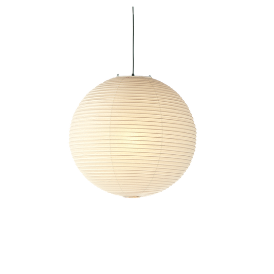 Den store takpendelen Akari 75A, er en del av en lampeserie som er designet av Isamu Noguchi i 1951 for Vitra. Lampene er håndlaget i shoji-papir av japanske håndverkere.