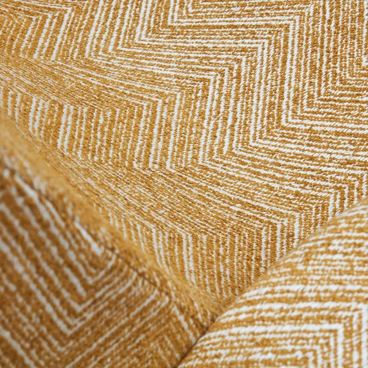 Stoffet heter Teide 13 Ochre. Dette tekstilet har en gylden varme i seg som komplimenterer stolen godt. 