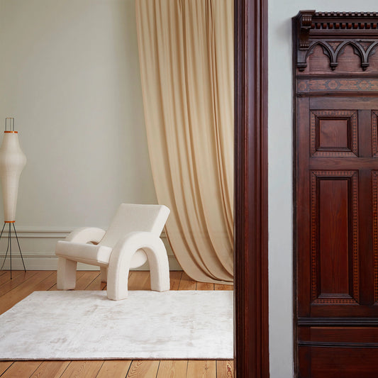 Lenestolen Arco fra Dusty Deco blir et skulpturelt blikkfang i ethvert hjem. Designet er inspirert av arkitektoniske buer og italienske vintagemøbler fra 80-tallet.