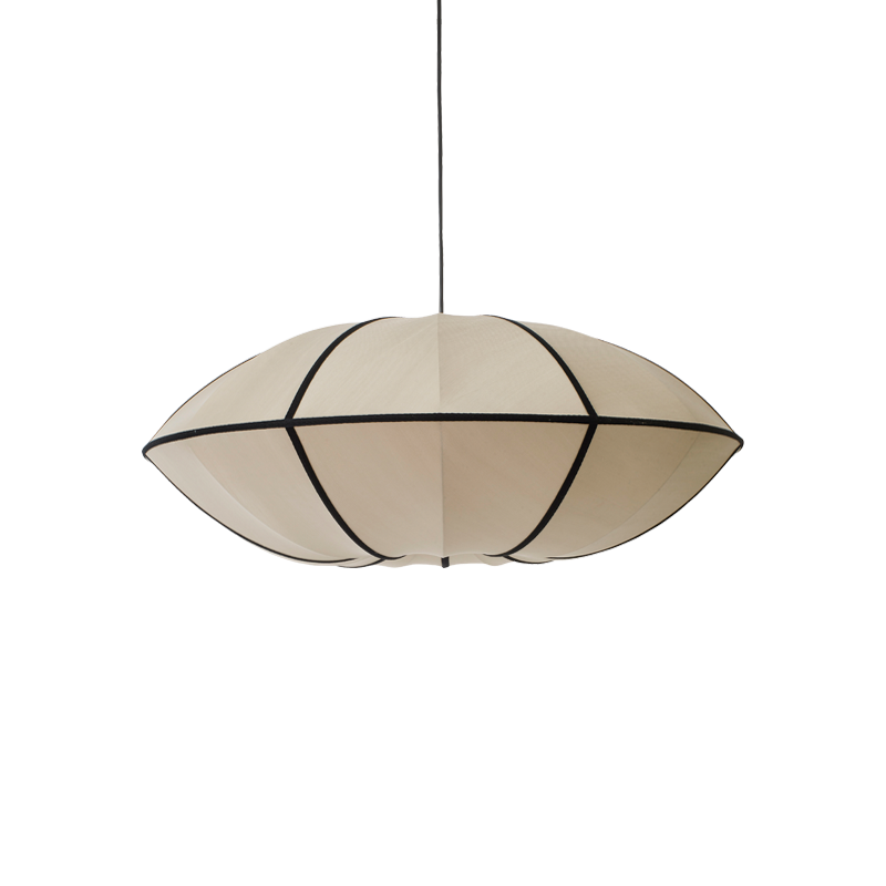 De vakre silkelampeskjermene Indochina fra Oi Soi Oi er håndlaget i Vietnam. Lampeskjerm Indochina UFO med svarte bomullsbånd.