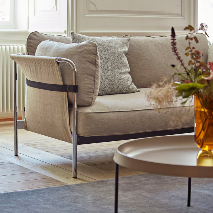 Sofaen Can ble fikk en oppdatering av designet i 2019, og har fått ramme i krom, den kommer i nye tekstiler og har mykere puter.