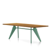 Bordet EM Table fra Vitra med understell i grønnfargen Prouvé Blé Vert og bordplate i valnøtt.