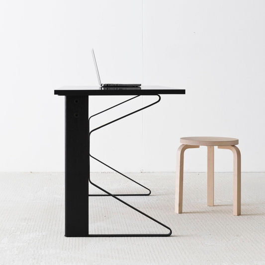 Vi elsker lettheten i det buede metallet og det minimalistiske formspråket!