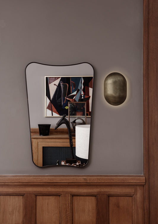 Det vakre speilet med svart kant og myke linjer gir et elegant utrykk til hjemmet ditt. Speilet ble designet av ikoniske Gio Ponti i 1933, italieneren som var et multitalent og en visjonær.