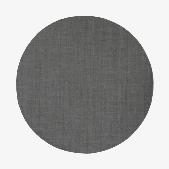 Found rug 5 i farge stone grey. Teppet måler 320 cm i diameter, og er vevet i ren ull.
