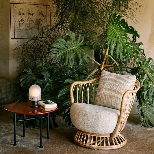 Grace lounge chair, her med sete i boucle, sete trukket i Dedar, Karakorum 001 og ryggpute trukket i Dora boucle 0002