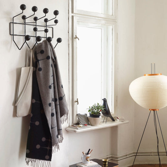 Den ikoniske knaggrekken Hang it all, passer perfekt i gangen eller på soverommet – og er gir et lekent og klassisk utrykk til hjemmet ditt.