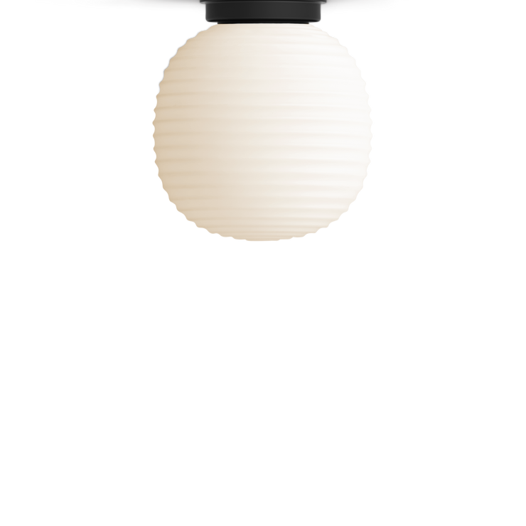 Inspirert av klassiske rispapirlamper, har den norske designduoen Andersen &amp; Voll med lampeserien Lantern laget en nytolkning i frostet glass. Lampene, som kommer fra New Works, er delikate og vakre, og har en egen evne til å fri til de fleste rom. Lyset som skinner gjennom de rillede kuplene er mykt og behagelig.