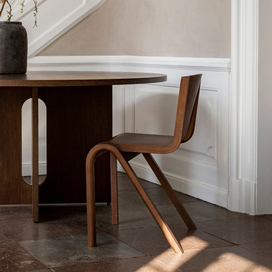 Spisestolen Ready har en distinkt form, men kjennes samtidig herlig tidløs. Dette er en stol du vil kunne ha glede av – lenge!