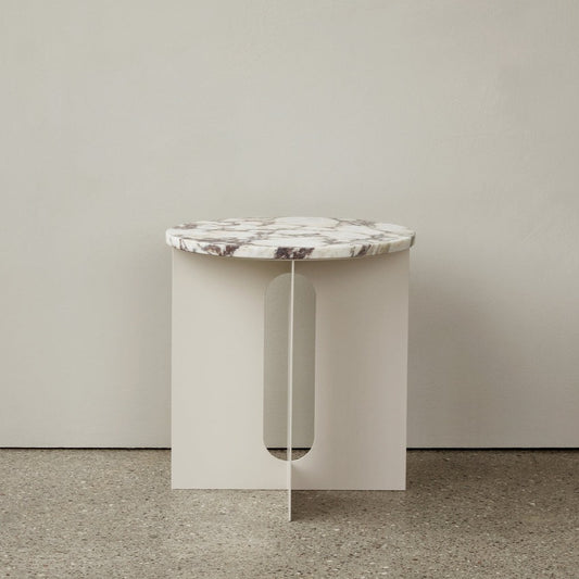 Sidebordet Androgyne fra Menu har en enkel og elegant silhuett.