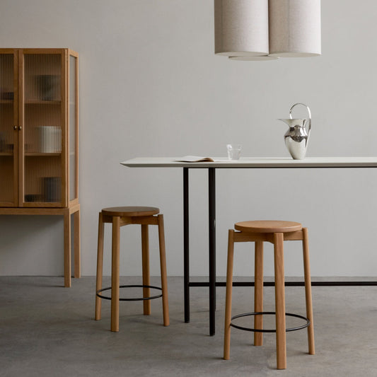 Passage er inspirert av danske møbelsnekkertradisjoner og eldgamle teknikker, men er laget for samtiden. Barstolen Passage Counter Stool er produsert i solid, massivt tre og leveres flatpakket.