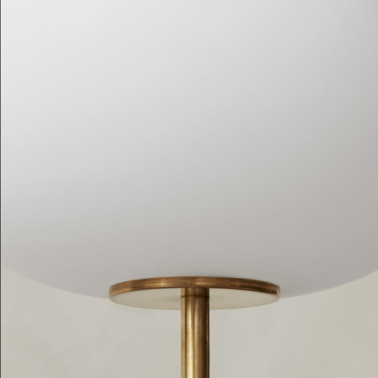 Beige travertinstein, messing og opalglass i vakker kombinasjon gjør dette til en tidløs og raffinert, dimbar gulvlampe som vil vekke oppmerksomhet i et hvert rom. JWDA er designet av den svenske arkitekten og designeren Jonas Wagell.
